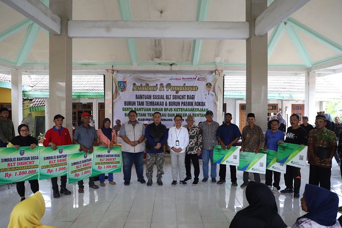 SINERGI: Pj Bupati Jombang Teguh Narutomo (tengah) bersama penerima bantuan iuran BPJS Ketenagakerjaan.