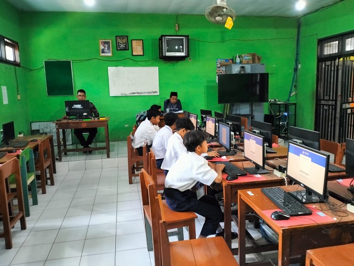 FOKUS: Siswa SMP PGRI 1 Mojoagung mengerjakan ANBK di lab komputer SMPN 1 Mojoagung, Jombang, Senin (9/9).