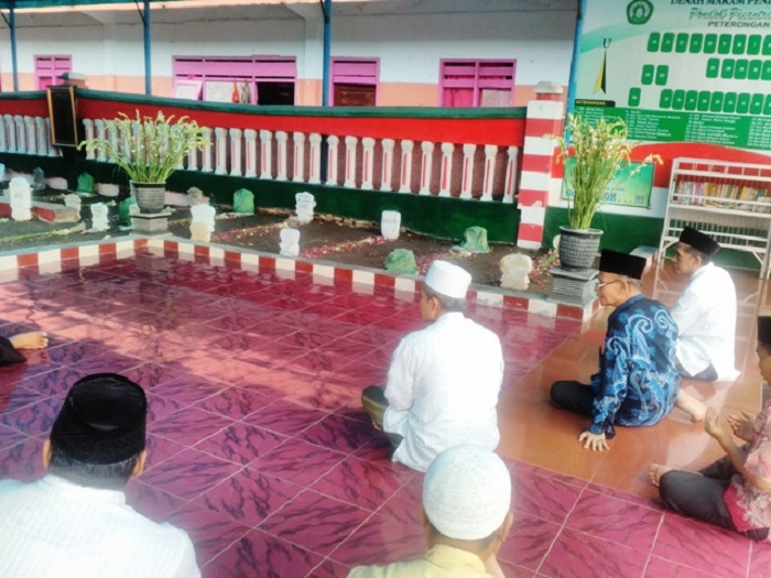 Makam masyayikh di PPDU Rejoso