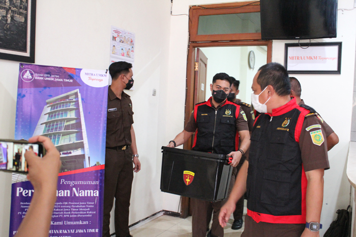 Penyidik Kejari Jombang menita sejumlah dokumen penting dari Perumda Panglungan dan BPR UMKM Jatim