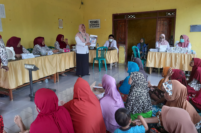 Tim Puskesmas Megaluh memberikan penyuluhan kesehatan di gedung posyandu Dusun Kedungboto Desa Balongsari, Selasa (10/9).