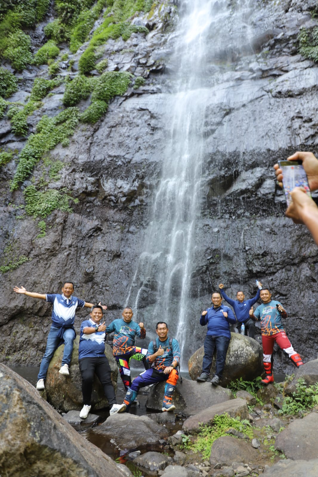 Pj Bupati Jombang Teguh Narutomo saat meninjau Air Terjun Tretes Pengajaran Wonosalam
