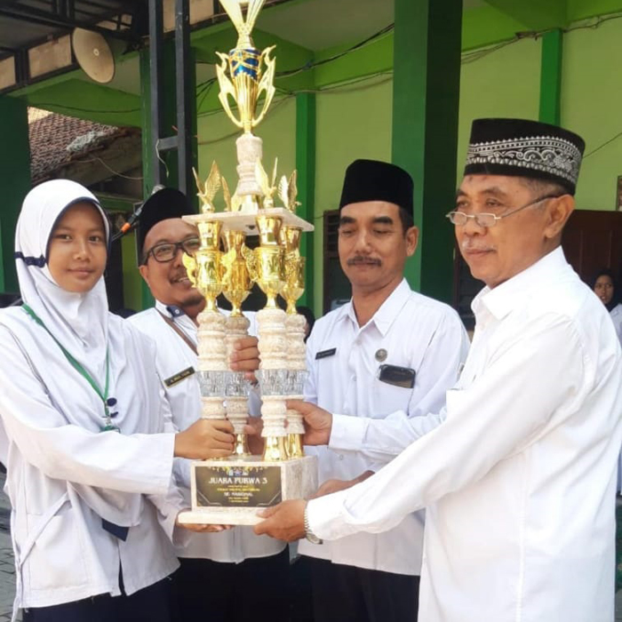 Kepala MTsN 12 Jombang Abdul Kharis, saat menerima trofi LKBB Jaguar