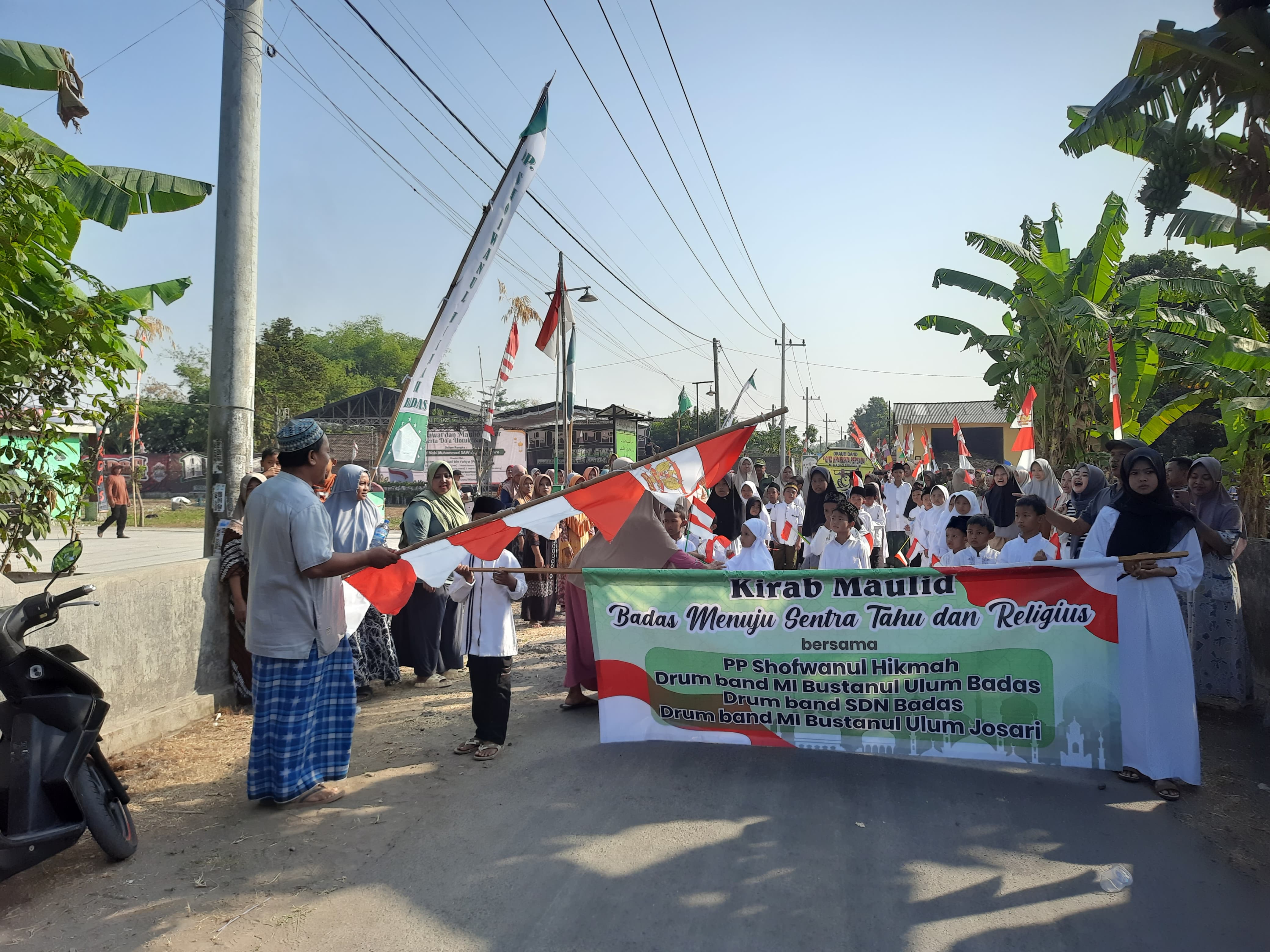 Pengasuh PP Shofwanul Hikmah Desa Badas Kecamatan Sumobito, KH Moh Roihan Sugondo bersama santri yang mengikuti kirab maulid