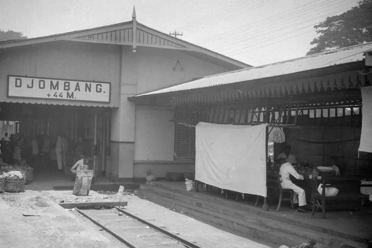 Bangunan Stasiun Jombang yang telah ada sejak jaman penjajahan belanda