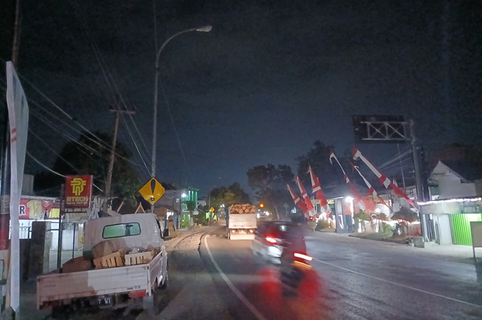 PJU di jalan raya Diwek Jombang ini padam lagi