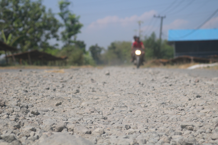 Kondisi jalan kabupaten di Desa Banjardowo, Kabuh Jombang ini rusak berat hingga membuat jalan cor kini hanya diuruk sirtu