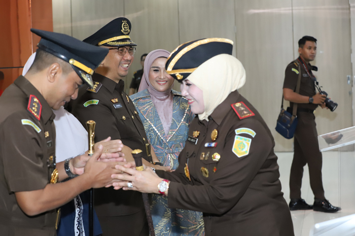 Kajati Jatim Mia Amiati memimpin Sertijab Kajari Jombang di Gedung Kejaksaan Tinggi Kamis (12/9)