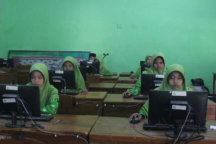 Siswa MTsN 15 Jombang mengerjakan ANBK di laboratorium komputer madrasah.
