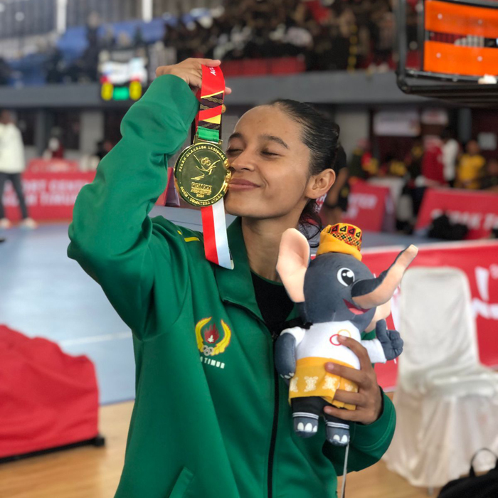 Rini Susanti bersama medali emas yang ia dapatkan dari sepak takraw PON  XXI Aceh Sumut 2024(11/9).