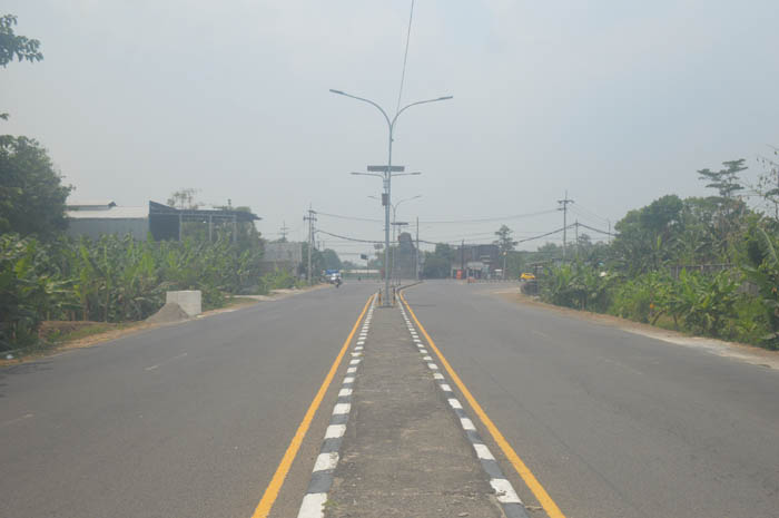 BELUM SIAP: Sejumlah kendaraan melintas di ring road Mojoagung, Jombang yang belum dilengkapi sarana penunjang jalan.