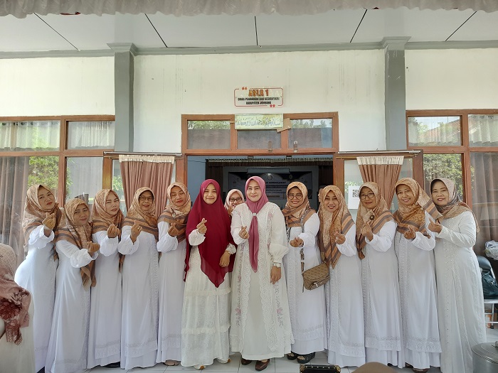 TELADAN: Pembina DWP Kabupaten Jombang, Irnie Victorynie Teguh Narutomo, bersama anggota DWP Dinas P dan K Jombang (12/9).