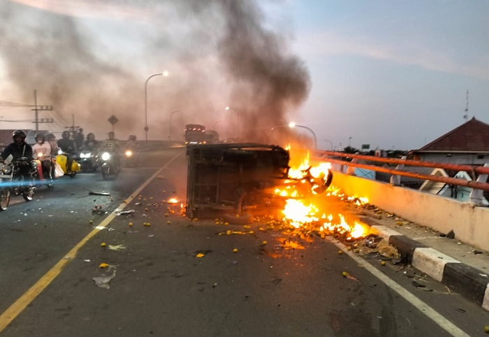 Motor roda tiga yang terbakar usai terlibat kecelakaan maut di Jembatan Ploso Jombang