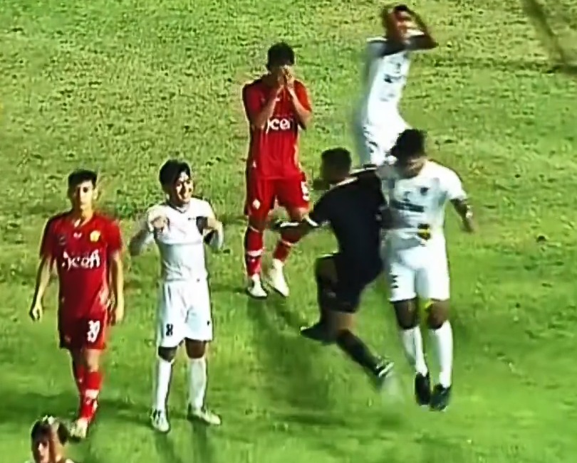 Aksi pemukulan wasit yang memimpin sepak bola PON XXI Aceh Sumur 2024 saat laga Aceh vs Sulteng