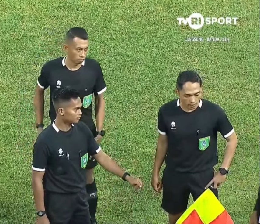 Eko Agus Sugiharto (tengah) wasit yang kena pukul pemain Sulawesi tenggara saat pertandingan sepak bola PON XXI Aceh Sumut 2024