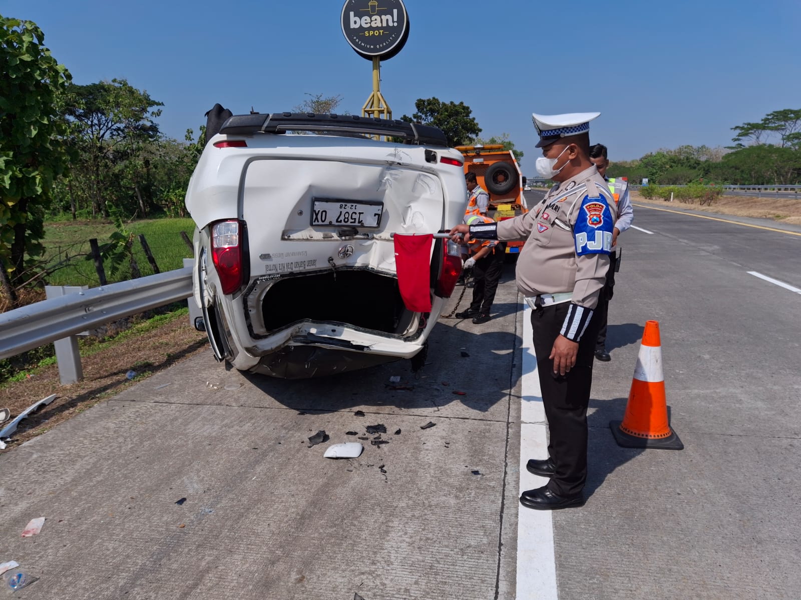 Kondisi mobil avanza berpenumpang 10 orang yang terbalik di Tol Jombang Mojokerto Minggu (15/9) pagi
