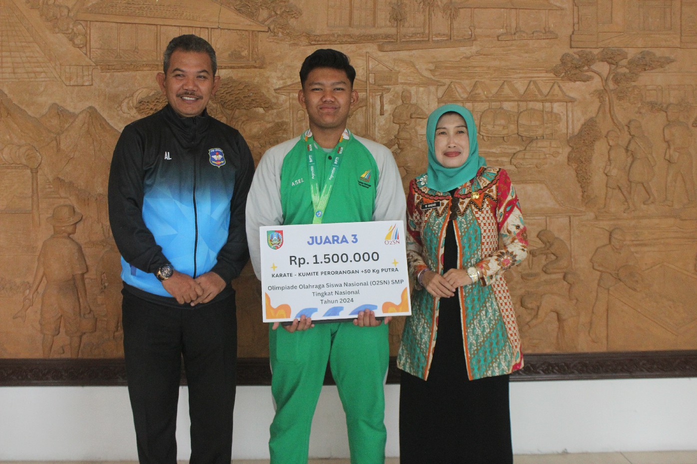 Aseldat Jala Badra Trimianto bersama Plt Kepala Dinas P dan K Jombang, Wor Windari dan Kepala SMPN 2 Jombang, Alim.