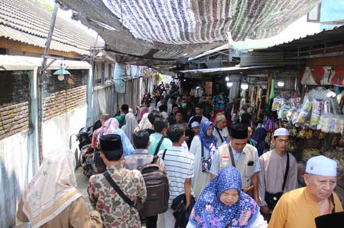 PADAT: Ribuan peziarah silih berdatangan ke Makam Gus Dur di kompleks Pondok Pesantren Tebuireng, Jombang kemarin (16/9).