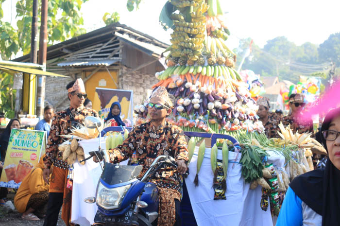 Suasana kirab gunungan tumpeng potensi lokal di Dusun Sawahan, Desa Sambirejo, Kecamatan Jogoroto.