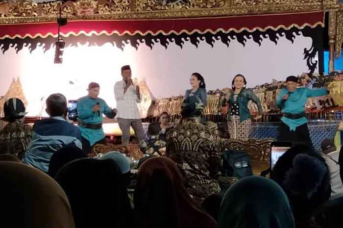 NGURI-URI BUDAYA: Tradisi sedekah bumi di Desa Kudubanjar, Kecamatan Kudu, Minggu (15/9).