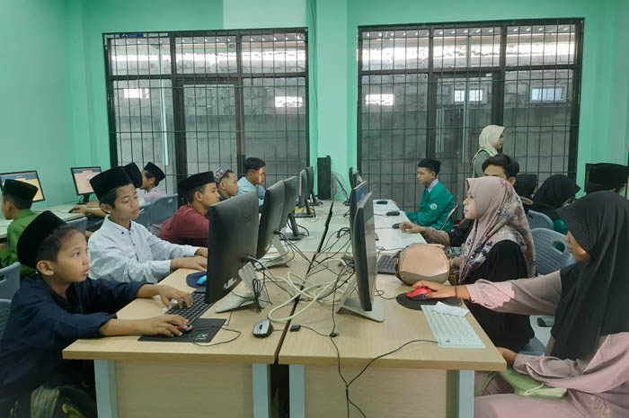 Siswa Paket B PKBM Yalatif ketika mengikuti ANBK di lab komputer, Sabtu (14/9)