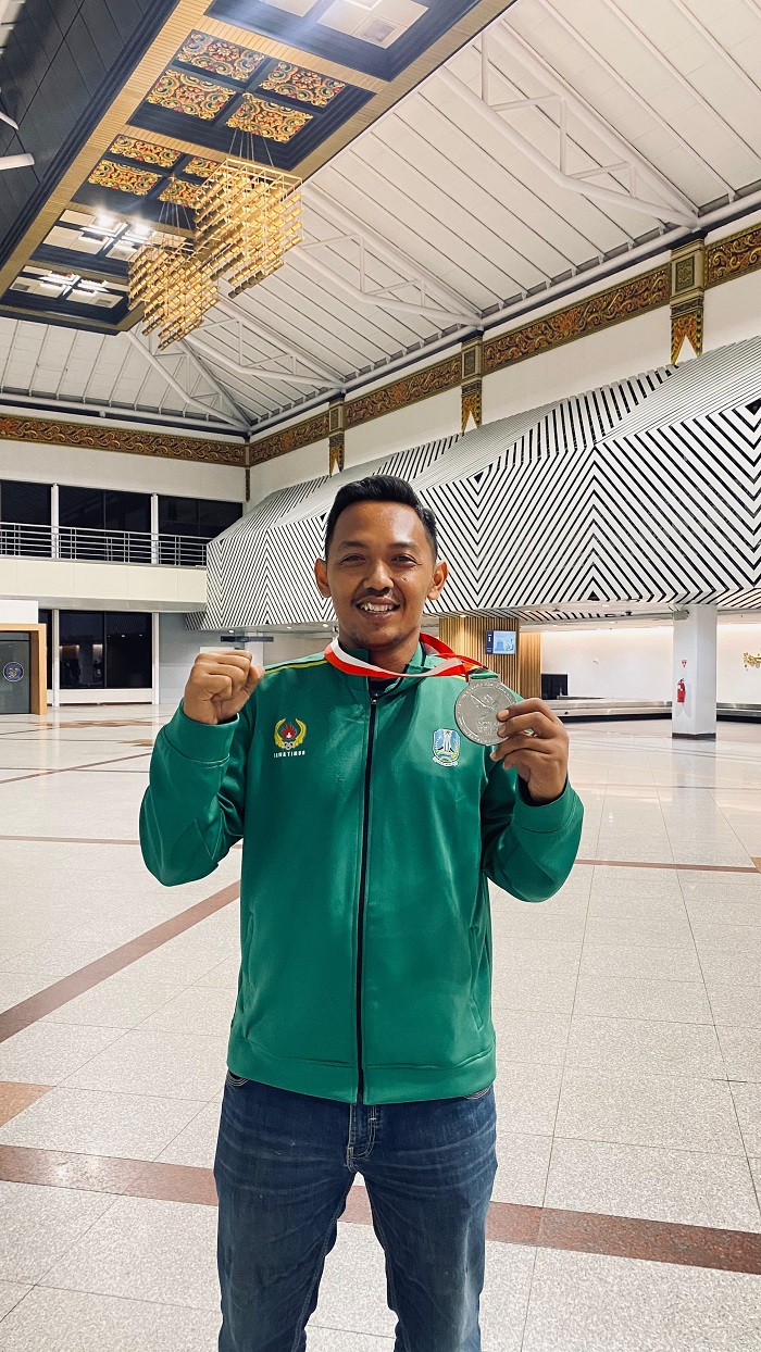 BANGGA: Pesilat Jombang, Eko Febrianto menunjukkan medali perak yang diraih di PON Aceh-Sumut (15/9).