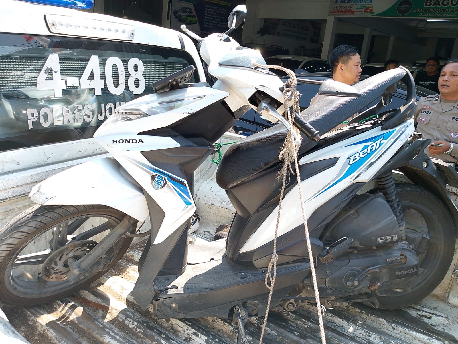 Kondisi motor yang dikendarai dua wanita mura ringsek usai diseruduk truk gandeng