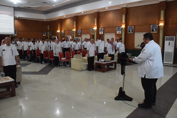 ASN dan honorer di lingkup Pemkab Jombang mengikuti ikrar netralitas di ruang Bung Tomo, Rabu (18/9).