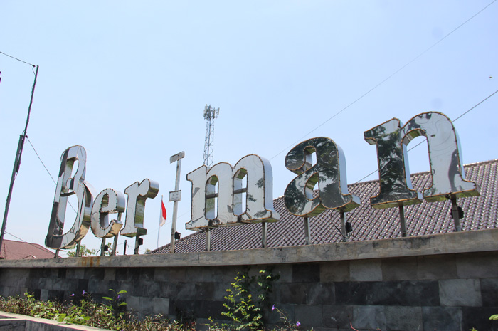 Kondisi lampu neon box gapura Jombang Beriman di Desa Balongbesuk, Kecamatan Diwek, Selasa (17/9) pagi.