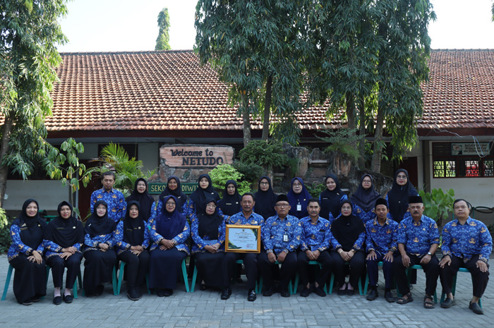 Seluruh tim Adiwiyata SMPN 1 Gudo setelah menerima piagam penghargaan Adiwiyata provinsi Jawa Timur.