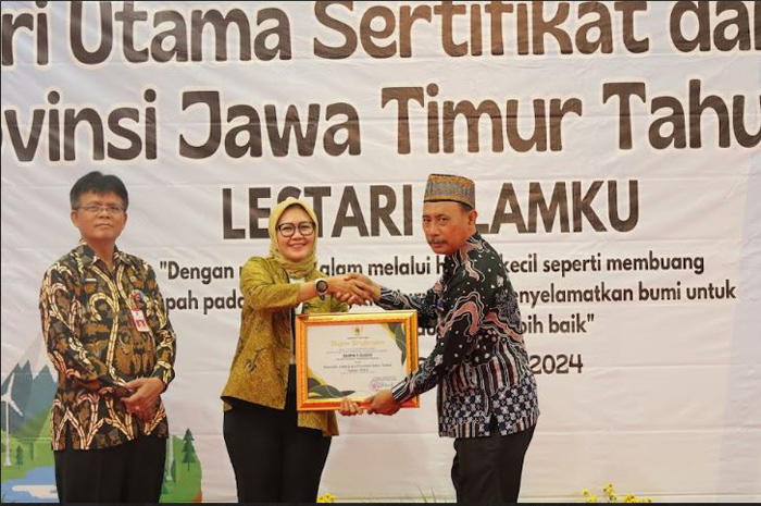Kepala SMPN 1 Gudo, Imam Suhardi SPd MMPd, saat menerima piagam penghargaan Adiwiyata provinsi dari Kepala PPGLHK Luckmi Purwandari ST MSi dan Kepala DLH Provinsi Jawa Timur, Jempin Marbun SH MH