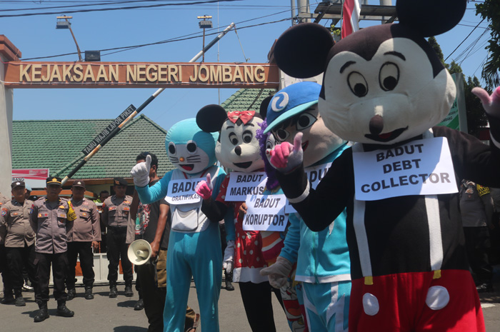 Sejumlah badut dibawa FRMJ Jombng saat demo di depan Kejari Jombang