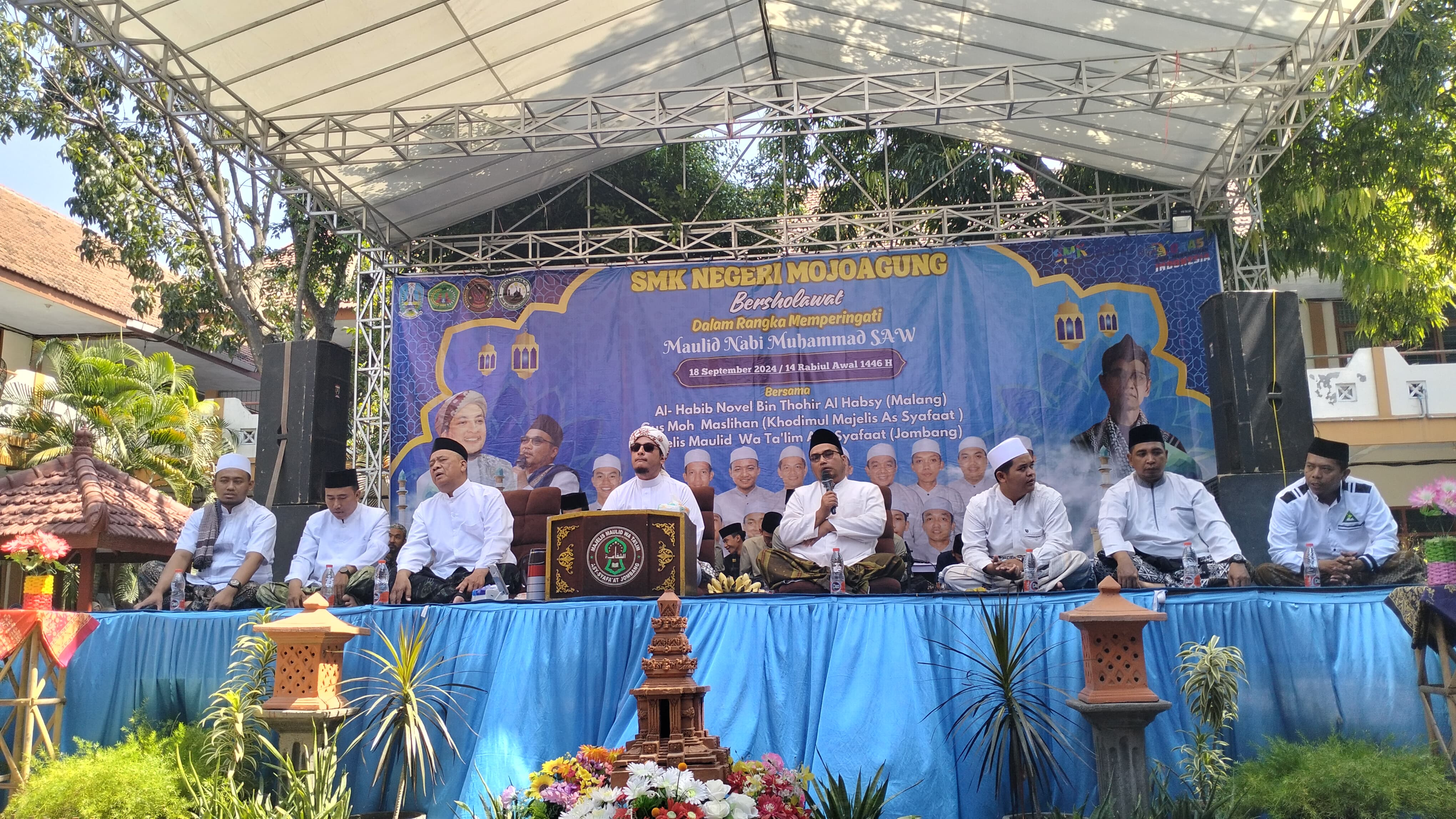 Kegiatan salawat bersama Al Habib Novel bin Thohir Al Habsy di SMKN Mojoagung untuk memperingati Maulid Nabi Muhammad