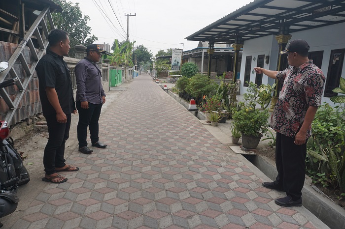 Kepala Desa Bongkot Moh. Yahya bersama jajaran perangkat desa saat menunjukkan lokasi pembangunan drainase dan jalan paving di Dusun Bongkot.