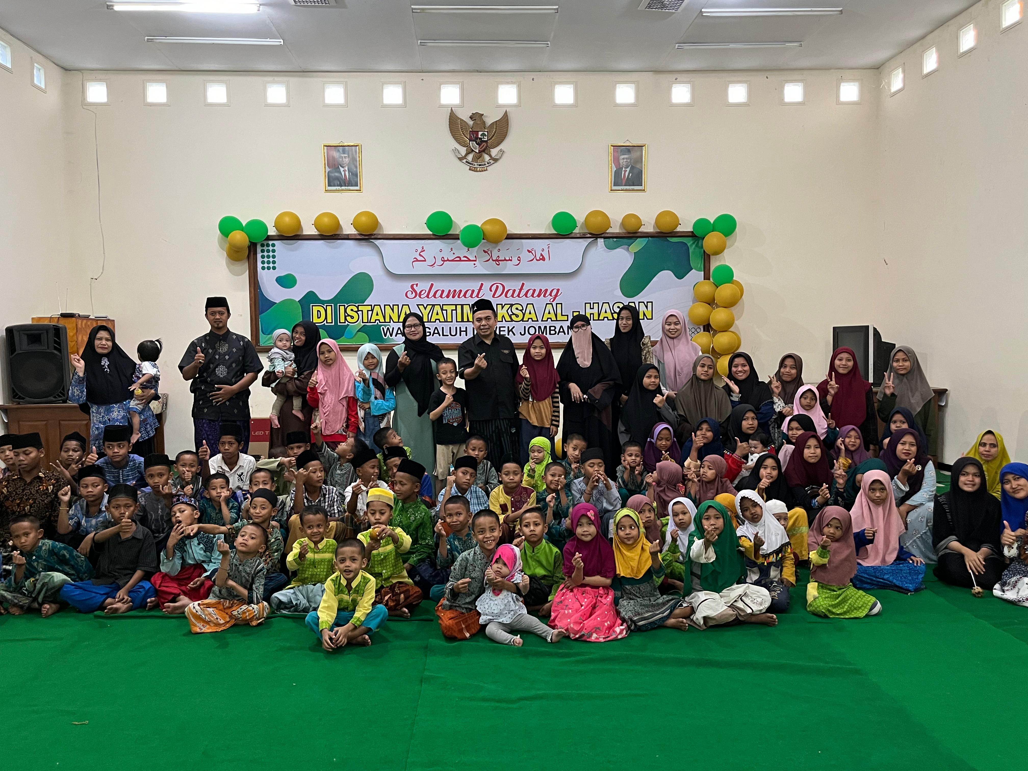 HM Syarif Hidayatullah ST MMT (Gus Sentot) bersama keluarga di panti asuhan Al Hasan Watugaluh, Diwek, Senin (16/9).