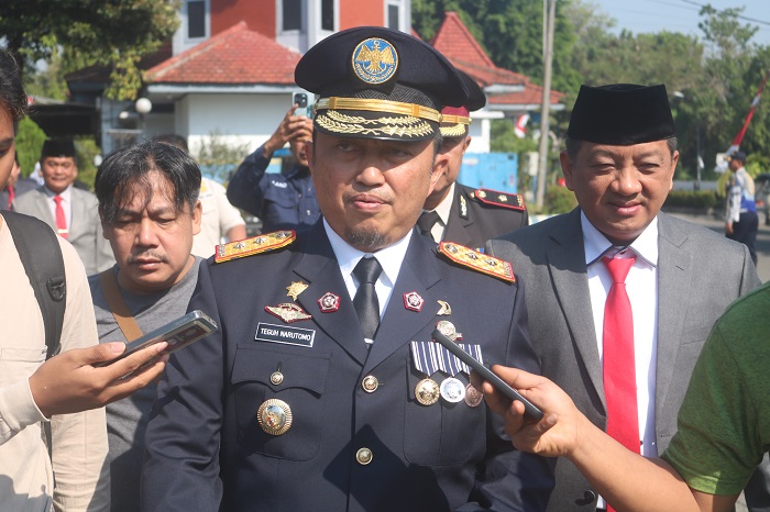 Pj Bupati Jombang Teguh Narutomo saat memberikan keterangan kepada awak media (19/9)