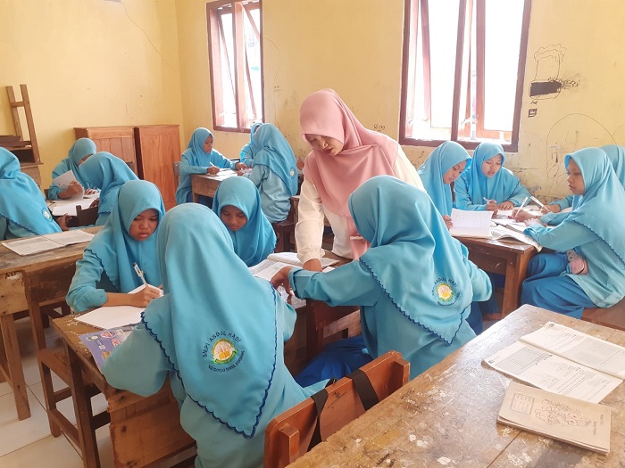 Mahasiswa PPG, Mudmainah, guru SMP Islam Abdul Hadi Diwek saat mengajar.
