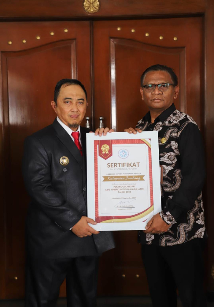 Pj Bupati Jombang Teguh Narutomo bersama Kepala Dinas Kesehatan Kabupaten Jombang, dr Hexawan Tjahja Widada MKP saat menunjukkan piagam penghargaan, Jumat (20/9) pagi.