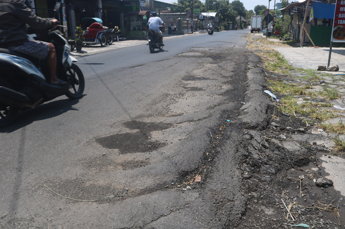 Kondisi jalan di ruas Kalianyar &ndash; Peterongan yang sudah rusak meski baru dua tahun dibangun