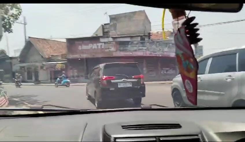 Potongan gambar video aksi petugas polisi saat kejar-kejaran dengan pelaku curanmor di Jombang