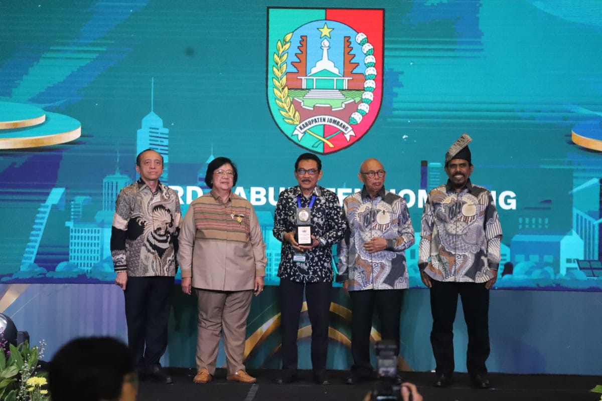 Ketua DPRD Jombang periode 2019-2024 Masud Zuremi menerima penghargaan Green Leadership Nirwasita Tantra 2023