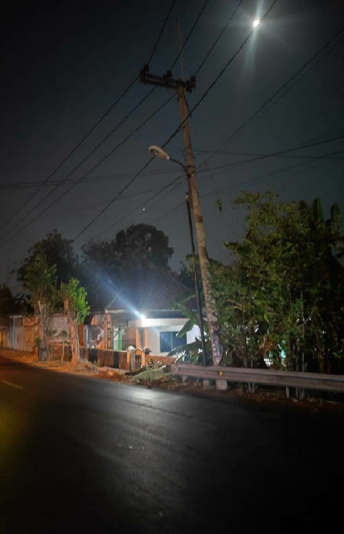 Kondisi PJU jalan kabupaten di Desa Denanyar, Kecamatan Jombang yang tidak menyala (20/9).