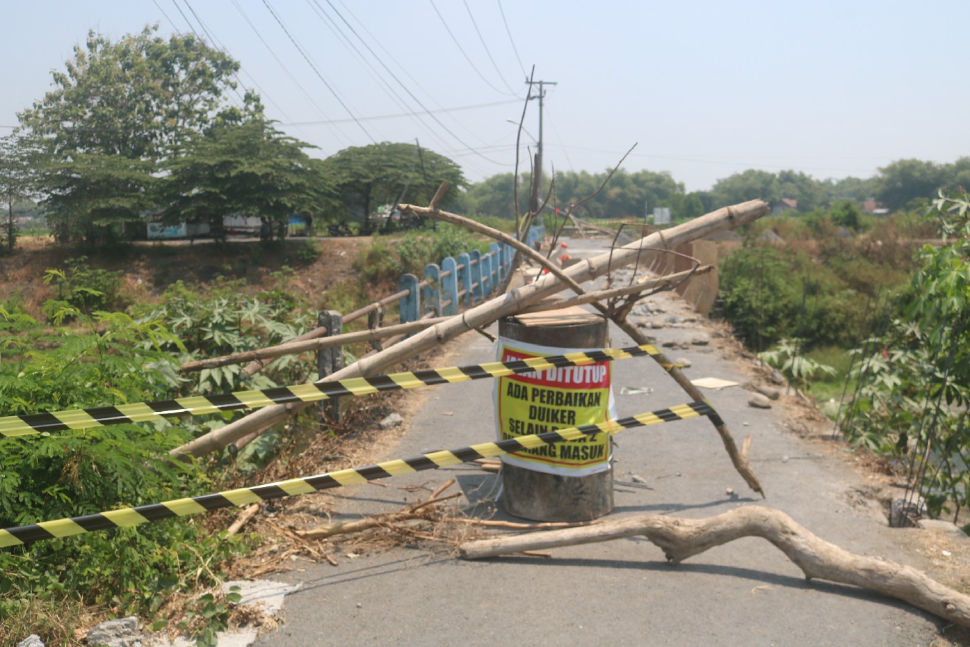 Jembatan kembar di Desa Tanjunggunung, Kecamatan Peterongan Jombang ditutup karena sedang diperbaiki (20/9).