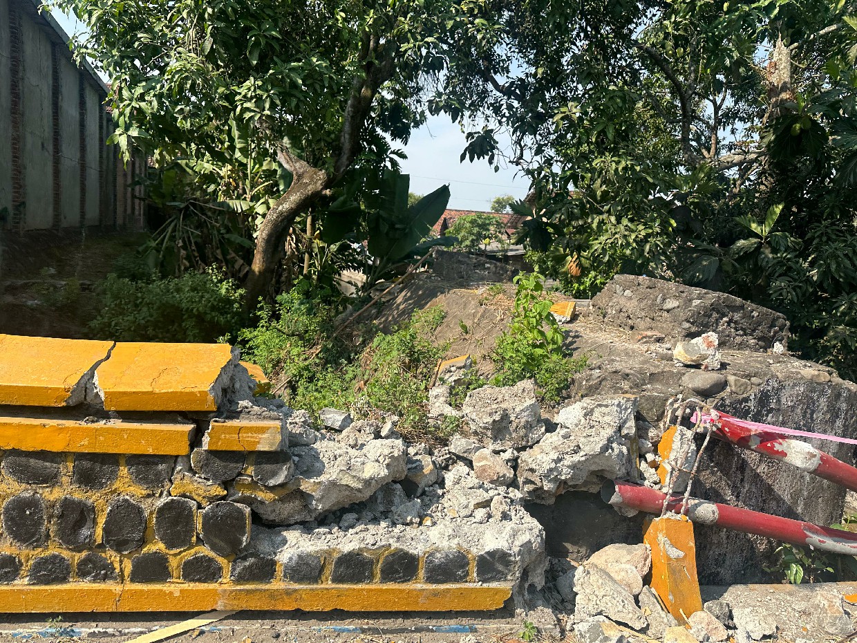 Sayap jembatan jalan provinsi di Jombang ini rusak