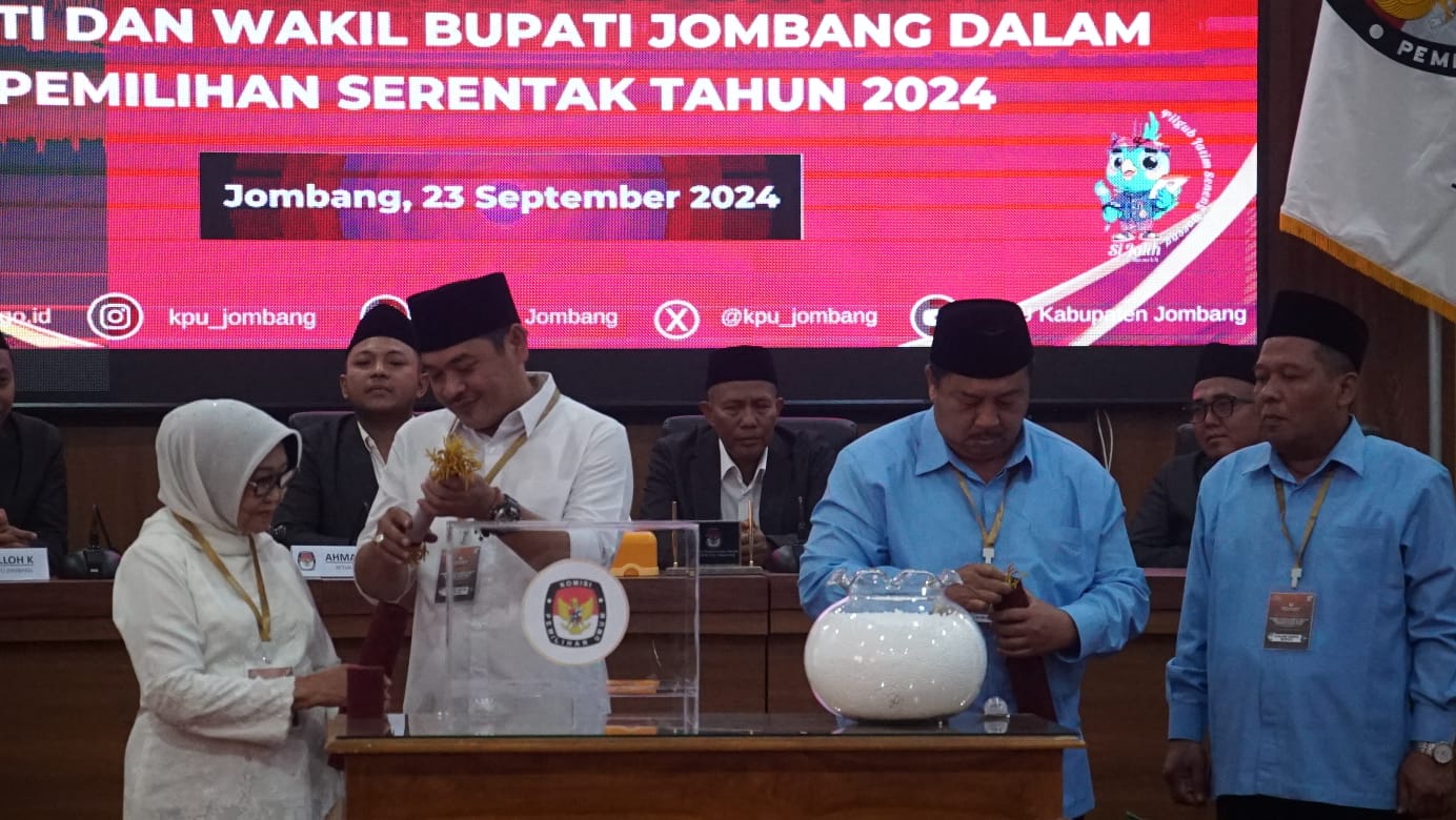 Dua paslon yang berlaga di Pilbup Jombang 2024 saat pengambilan nomor urut