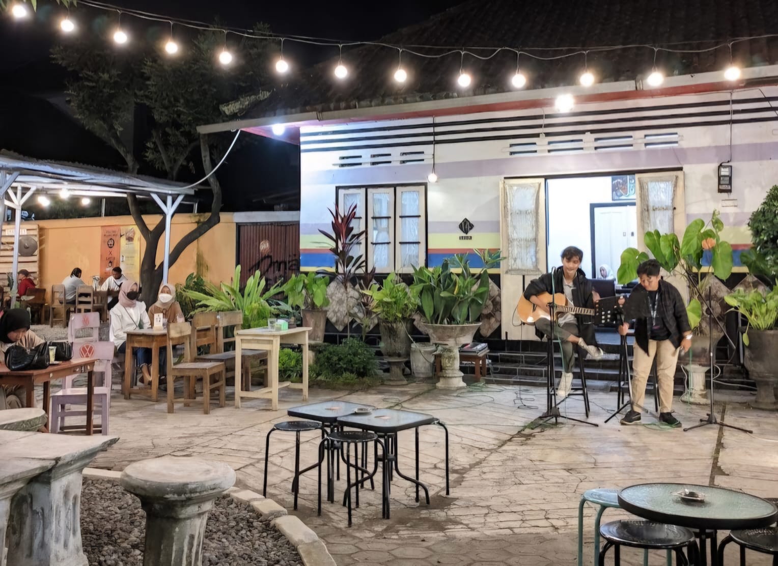 Ilustrasi tempat nongkrong dengan fasilitas live music di Jombang