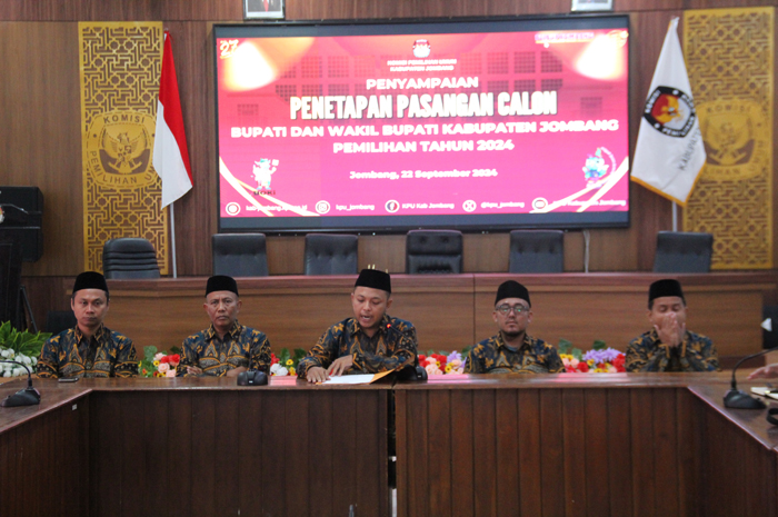 Ketua KPU Jombang Ahmad Udi Masjkur saat membacakan SK penetapan pasangan calon bupati/wakil bupati di Gedung HKM KPU Jombang, Minggu (22/9).