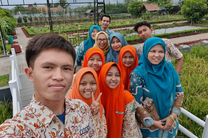 SIswa MAN 1 Jombang di sela kegiatan diskusi tim penyusunan KTI