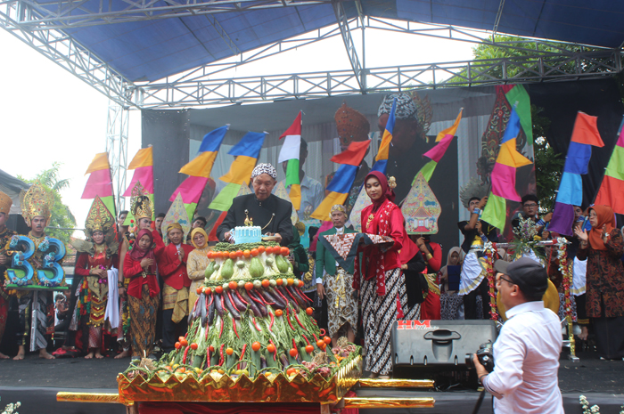 Prosesi potong kue saat omen puncak perayaan HUT ke-33 SMAN 3 Jombang