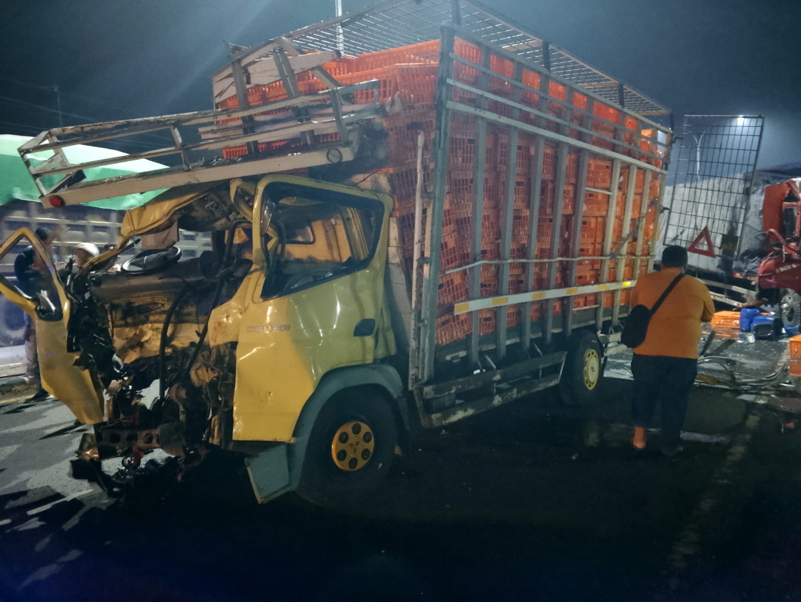Kondisi truk ayam yang beradu dengan truk tronton di Jalan Raya Mojoagung Jombang Selasa (24/9) dini hari